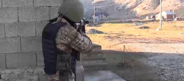 Сотрудник правоохранительных органов во время спецоперации в Махачкале Сотрудник правоохранительных органов во время спецоперации в Махачкале - Sputnik Южная Осетия