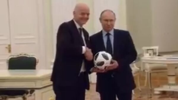 Путин и Инфантино сыграли в футбол в Кремле - Sputnik Южная Осетия