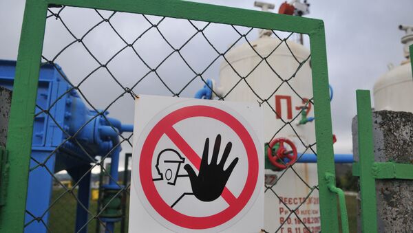 Предупреждающая табличка на ограждении объекта высокогорной газокомпрессорной станции Воловец - Sputnik Южная Осетия