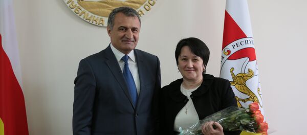 Анатолий Бибилов вручил награды женщинам Южной Осетии Анатолий Бибилов вручил награды женщинам Южной Осетии - Sputnik Южная Осетия