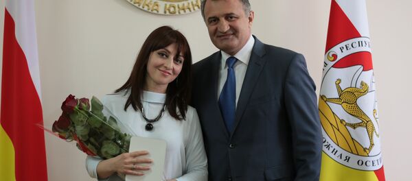 Анатолий Бибилов вручил награды женщинам Южной Осетии Анатолий Бибилов вручил награды женщинам Южной Осетии - Sputnik Хуссар Ирыстон