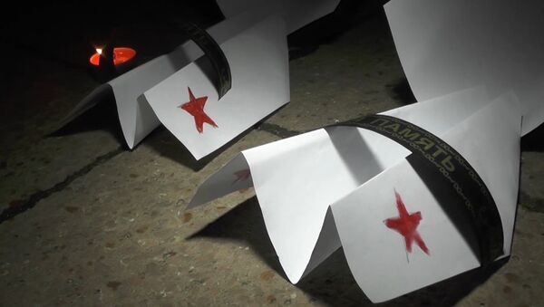 Свечи и бумажные самолеты: севастопольцы почтили память жертв крушения Ан-26 - Sputnik Южная Осетия