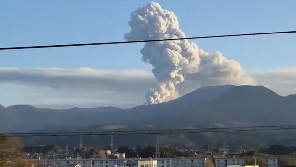 В Японии вулкан Симмоэ выбросил столб дыма на высоту более двух километров - Sputnik Южная Осетия