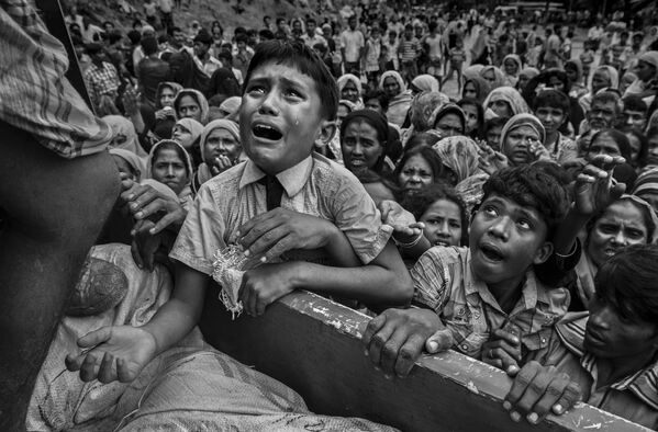 Снимок из серии Rohingya Refugees Flee Into Bangladesh to Escape Ethnic Cleansing канадского фотографа Kevin Frayer из категории Current Affairs & News (Professional), вошедший в шортлист фотоконкурса 2018 Sony World Photography Awards - Sputnik Южная Осетия