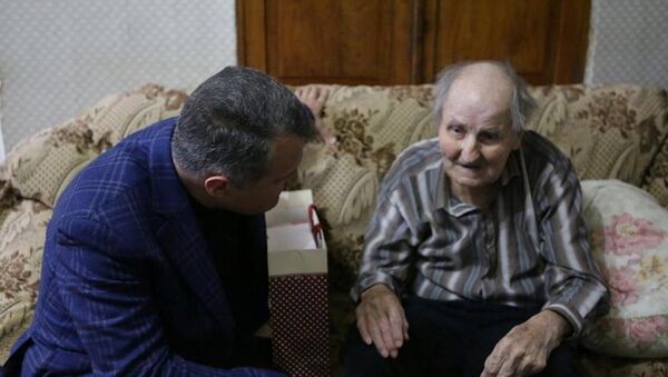 Анатолий Бибилов поздравил ветерана ВОВ со 100-летним юбилеем - Sputnik Южная Осетия