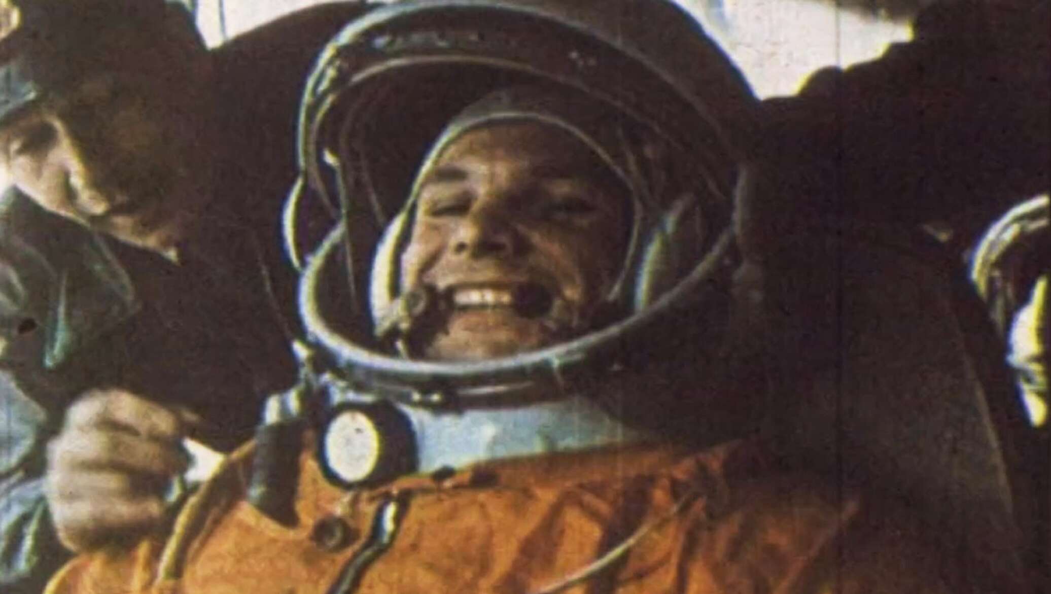 Гагарин первый в космосе видео. Космонавт 1961 Гагарин. Гагарин первый полет в космос.