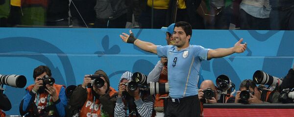 Игрок сборной Уругвая Луис Суарес радуется голу - Sputnik Южная Осетия