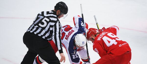 Игрок ХК Спартак Бен Максвелли игрок ПХК ЦСКА Александр Попов в матче 1/8 финала плей-офф Кубка Гагарина Континентальной хоккейной лиги между ХК Спартак (Москва) и ПХК ЦСКА (Москва). Игрок ХК Спартак Бен Максвелли игрок ПХК ЦСКА Александр Попов в матче 1/8 финала плей-офф Кубка Гагарина Континентальной хоккейной лиги между ХК Спартак (Москва) и ПХК ЦСКА (Москва). - Sputnik Южная Осетия