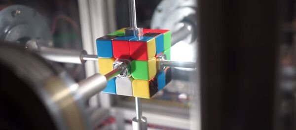 Робот собирает кубик Рубика Робот собирает кубик Рубика - Sputnik Южная Осетия