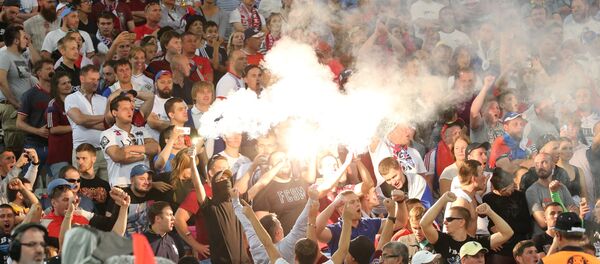 Болельщики жгут файеры во время матча группового этапа чемпионата Европы по футболу - 2016 между сборными командами Англии и России - Sputnik Южная Осетия