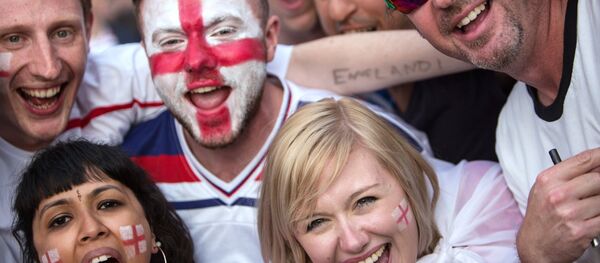 Болельщики во время просмотра трансляции матча группового этапа чемпионата Европы по футболу - 2016 между сборными командами Англии и России - Sputnik Южная Осетия