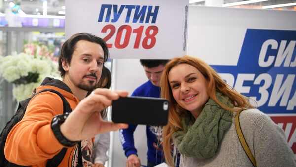 У пункта сбора подписей в поддержку выдвижения Владимира Путина на президентских выборах в 2018 году - Sputnik Южная Осетия