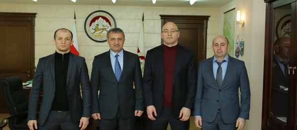 Встреча Анатолия Бибилова с Артуром Таймазовым и Аланом Хугаевым Встреча Анатолия Бибилова с Артуром Таймазовым и Аланом Хугаевым - Sputnik Южная Осетия