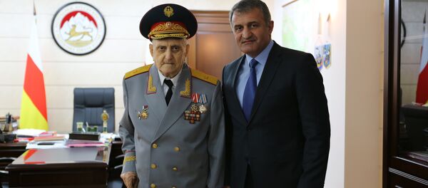 Хуссар Ирыстоны президент раарфæ кодта юбилярæн цытджын датæйы фæдыл - Sputnik Хуссар Ирыстон