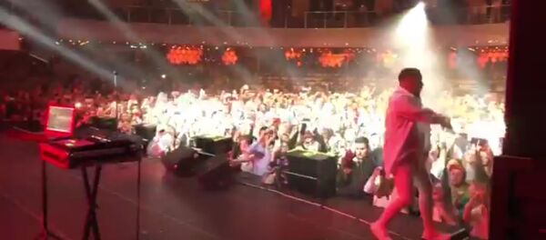 Украинский певец упал со сцены во время концерта в Минске Украинский певец упал со сцены во время концерта в Минске - Sputnik Южная Осетия