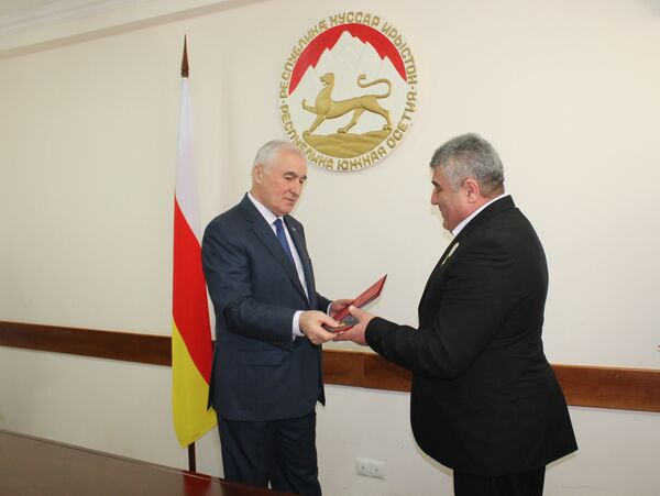 Награждение президентом Л.Тибиловым Т.Кокойты - Sputnik Южная Осетия