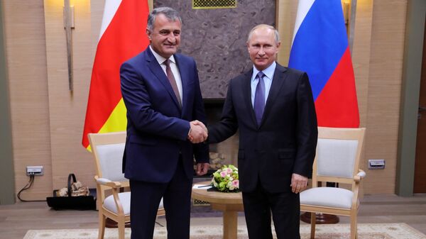 Президент РФ В. Путин и президент РЮО А. Бибилов - Sputnik Южная Осетия