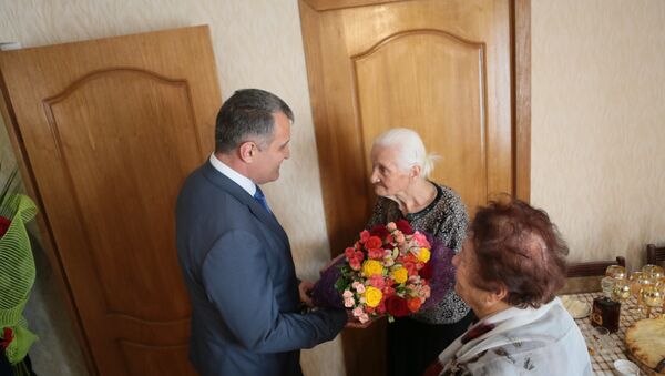 Анатолий Бибилов поздравил участницу ВОВ Любовь Нарикаеву с 95-летием - Sputnik Южная Осетия