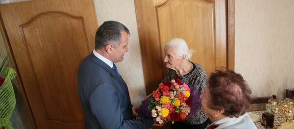 Анатолий Бибилов поздравил участницу ВОВ Любовь Нарикаеву с 95-летием - Sputnik Южная Осетия