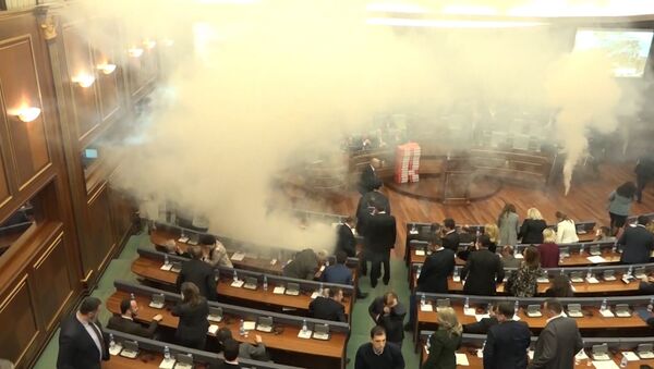 В парламенте Косова распылили слезоточивый газ на заседании по вопросу границы с Черногорией - Sputnik Южная Осетия