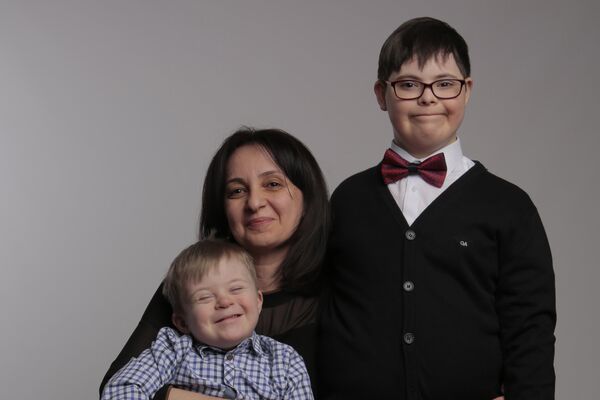 Азимова Ирина Султановна, министр образования и науки РСО-Алания. Дети – Коблов Артур, 11 лет и Арчегов Тимур, 5 лет. - Sputnik Южная Осетия