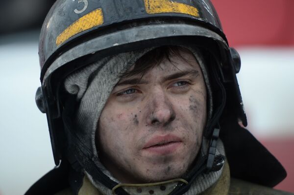 Сотрудник пожарной охраны МЧС во время тушения пожара в торговом центре «Зимняя вишня» в Кемерово - Sputnik Южная Осетия