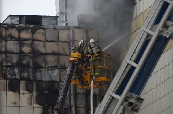 Сотрудники пожарной охраны МЧС во время тушения пожара в торговом центре «Зимняя вишня» в Кемерово - Sputnik Южная Осетия