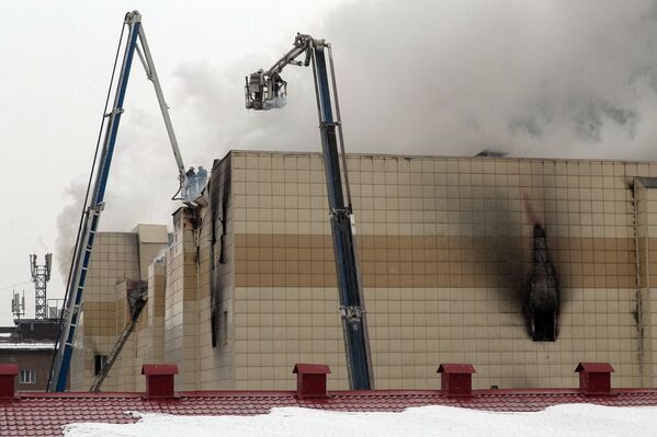 Сотрудники пожарной охраны МЧС борются с пожаром в торговом центре «Зимняя вишня» в Кемерово - Sputnik Южная Осетия