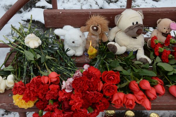 Цветы, свечи и мягкие игрушки возле здания торгового центра «Зимняя вишня» в Кемерово, где произошел пожар - Sputnik Южная Осетия