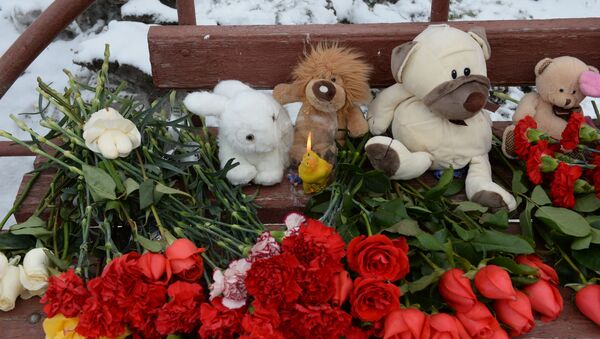 Цветы, свечи и мягкие игрушки возле здания торгового центра «Зимняя вишня» в Кемерово, где произошел пожар - Sputnik Южная Осетия