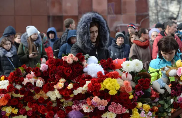 Цветы в память о погибших в ТЦ «Зимняя вишня» Цветы в память о погибших в ТЦ «Зимняя вишня» - Sputnik Южная Осетия