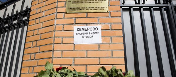 Возложение цветов в память о жертвах трагедии в Кемерово Возложение цветов в память о жертвах трагедии в Кемерово - Sputnik Южная Осетия