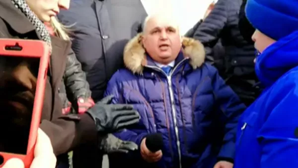 Вице-губернатор на коленях попросил у кемеровчан прощения за трагедию - Sputnik Южная Осетия