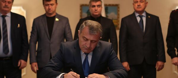 Анатолий Бибилов расписался в траурной книге в посольстве РФ в РЮО - Sputnik Южная Осетия