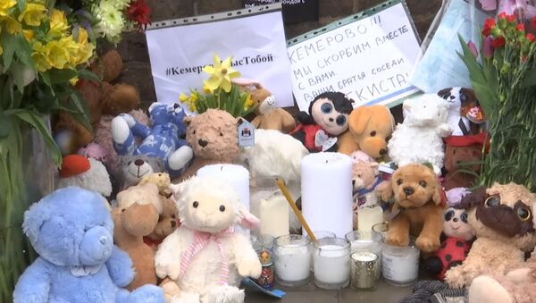 Жители Лондона несут цветы к посольству в память о погибших в Кемерово - Sputnik Южная Осетия