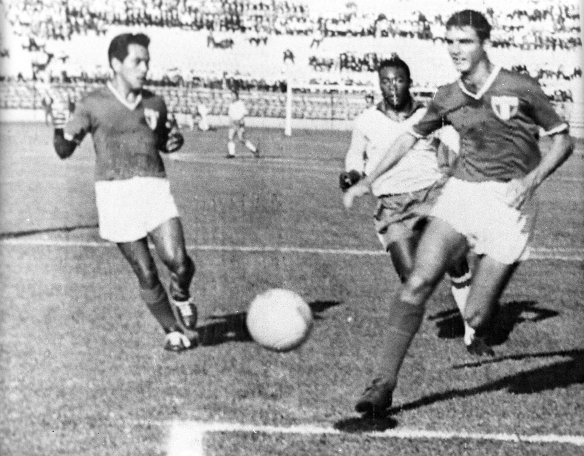 Король футбола Эдсон Арантес ду Насименту, он же Пеле, забивает второй гол в ворота сборной Мексики на чемпионате мира в Чили в 1962 году  - Sputnik Южная Осетия, 1920, 29.12.2022