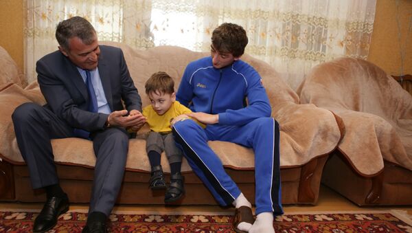 Анатолий Бибилов подарил инвалидную коляску пятилетнему Георгию Котаеву - Sputnik Южная Осетия