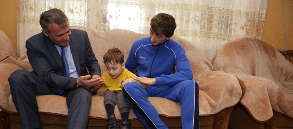 Анатолий Бибилов подарил инвалидную коляску пятилетнему Георгию Котаеву - Sputnik Южная Осетия