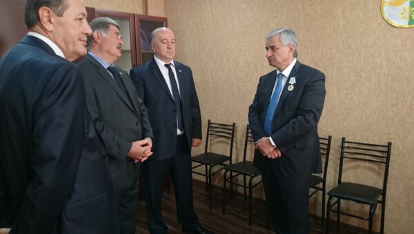 Президент Абхазии Рауль Хаджимба в посольстве Абхазии в Южной Осетии - Sputnik Южная Осетия