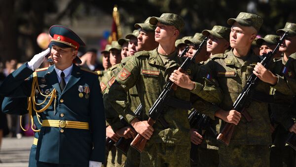 Российские военнослужащие на параде в Цхинвале - Sputnik Южная Осетия