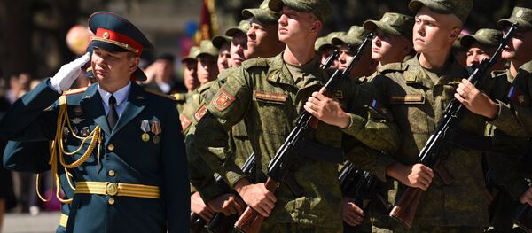 Российские военнослужащие на параде в Цхинвале Российские военнослужащие на параде в Цхинвале - Sputnik Южная Осетия