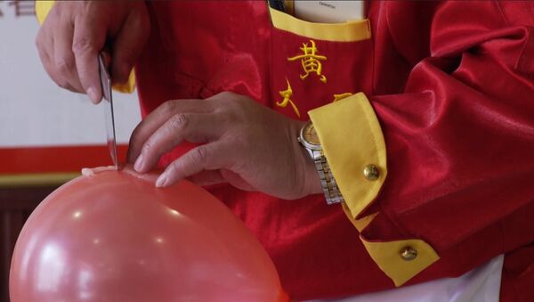 Китайский шеф-повар разделывает мясо на воздушном шарике с завязанными глазами - Sputnik Южная Осетия