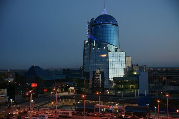 Железнодорожный вокзал – здание построено в 2001 году. Самый высокий вокзал Европы, его высота со шпилем 101 метр. На 18-м этаже находится смотровая площадка - Sputnik Южная Осетия