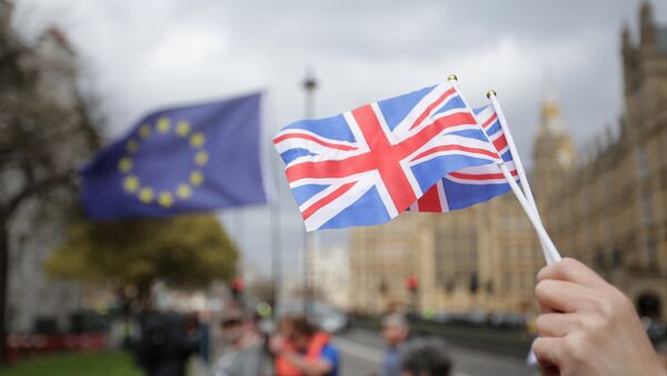 Флажки Британии и флаг ЕС еа фоне парламента в Лондоне - Sputnik Южная Осетия