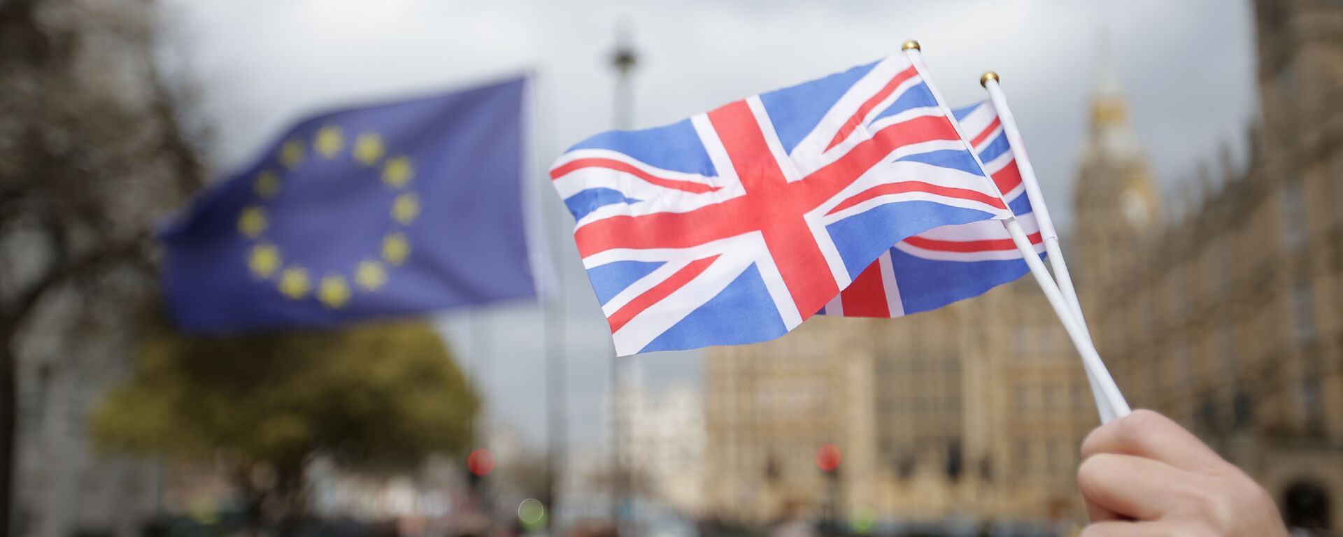 Флажки Британии и флаг ЕС еа фоне парламента в Лондоне - Sputnik Южная Осетия, 1920, 29.05.2022