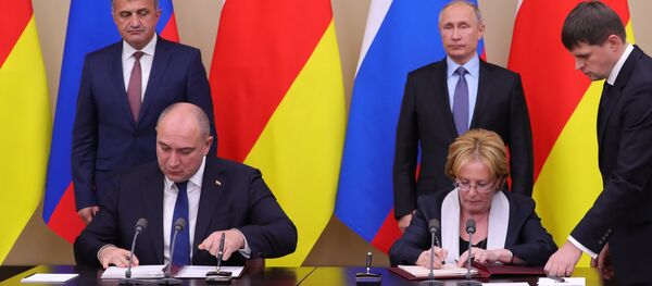 Президент РФ В. Путин встретился с президентом Южной Осетии А. Бибиловым Президент РФ В. Путин встретился с президентом Южной Осетии А. Бибиловым - Sputnik Южная Осетия