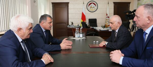 Президент РЮО встретился с с председателем МОД Высший совет осетин - Sputnik Южная Осетия