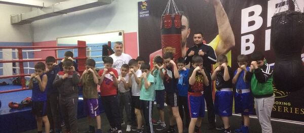 Сывæллæтты боксы скъолайы хъомылгæнинæгтæ Сывæллæтты боксы скъолайы хъомылгæнинæгтæ - Sputnik Южная Осетия