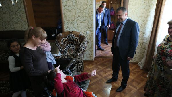 Президент Южной Осетии подарил 14-летней девочке инвалидную коляску - Sputnik Южная Осетия
