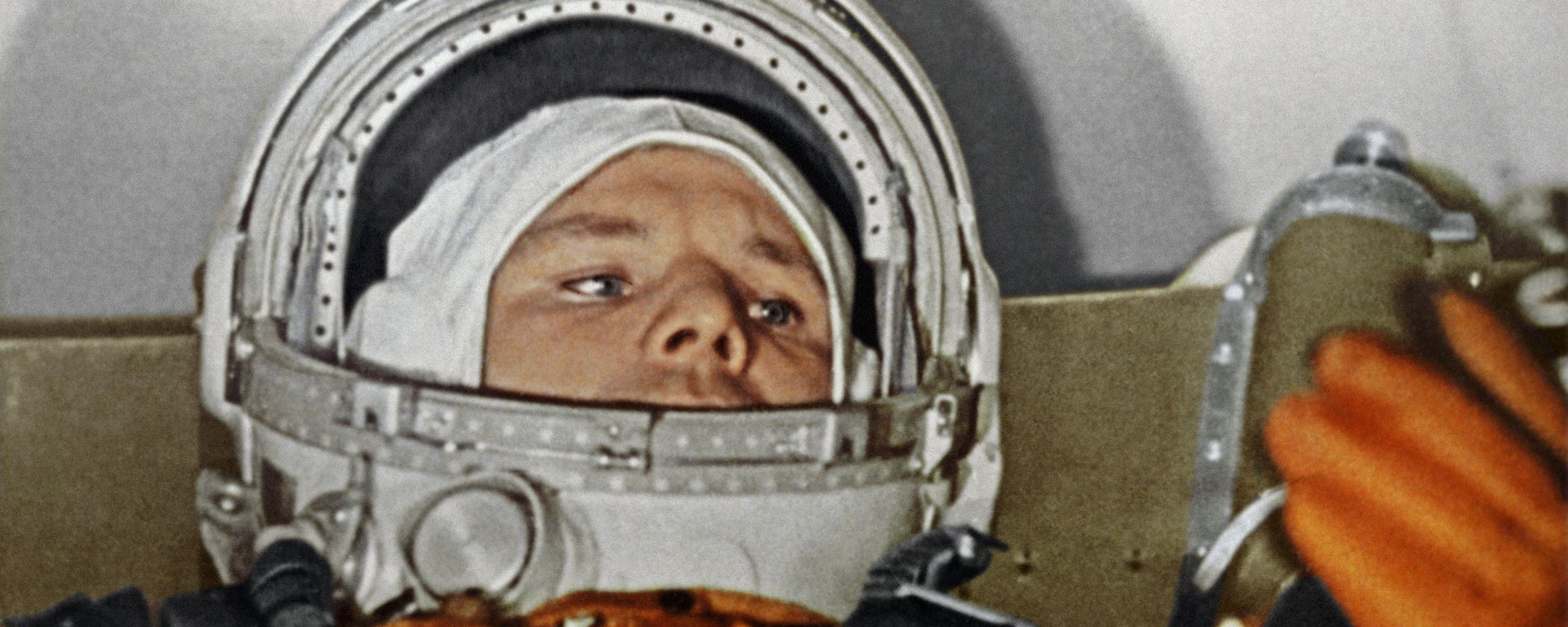 Первый летчик-космонавт СССР Юрий Алексеевич Гагарин в кабине корабля Восток. 1961 г. - Sputnik Южная Осетия, 1920, 12.04.2026